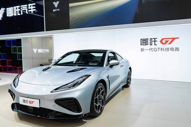 东莞134哪吒汽车在智能汽车领域的表现，领途汽车在新能源汽车市场中的影响力